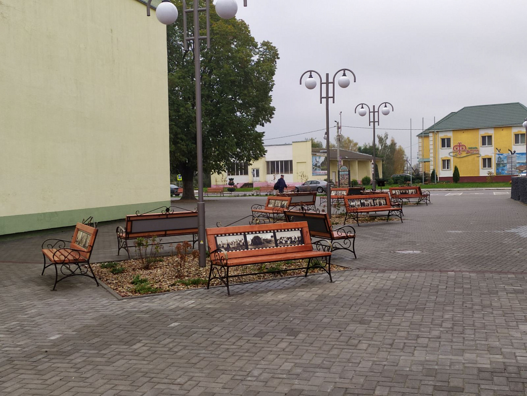 В центре Мотоля установили необычные скамейки-фотоальбомы