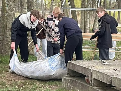 Мотольские школьники приняли участие в субботнике
