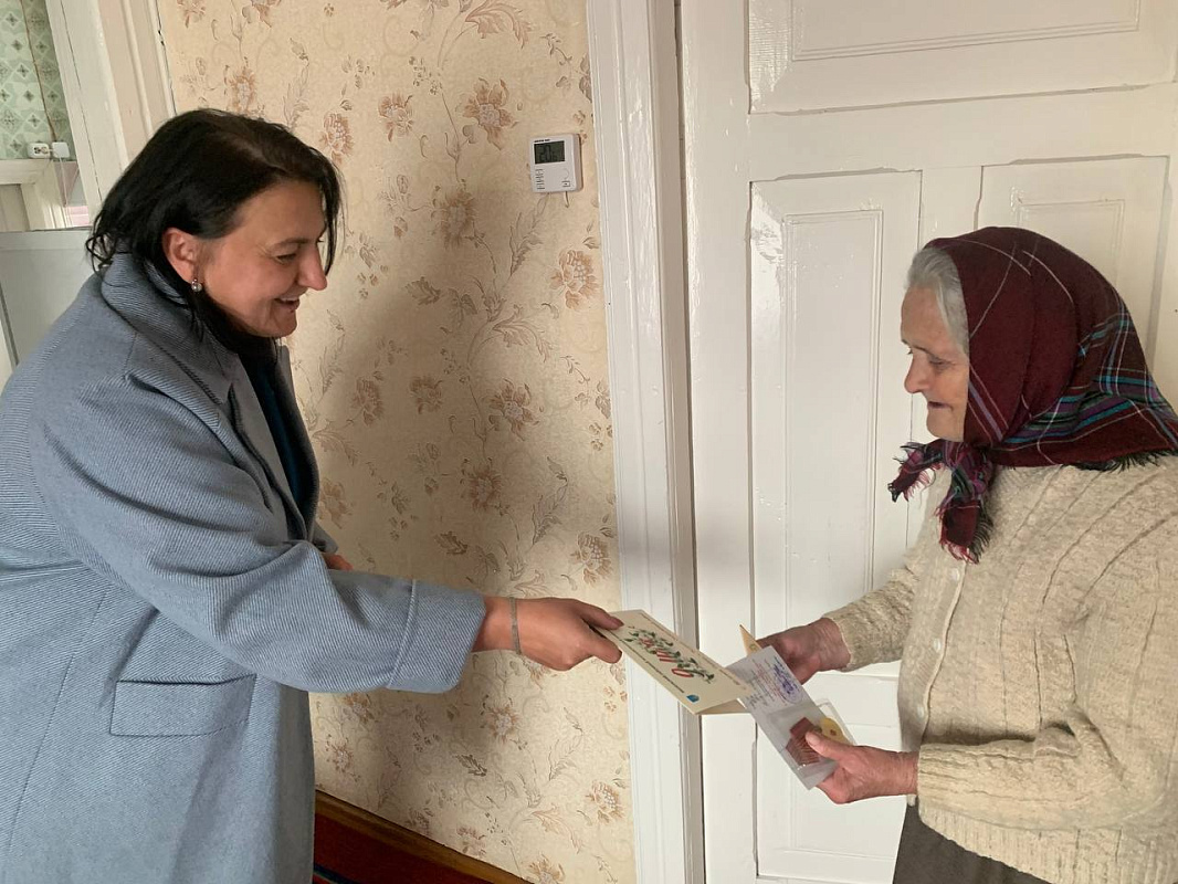 Спасибо за мирное небо: жители Мотоля получили юбилейные медали к 80-летию Победы